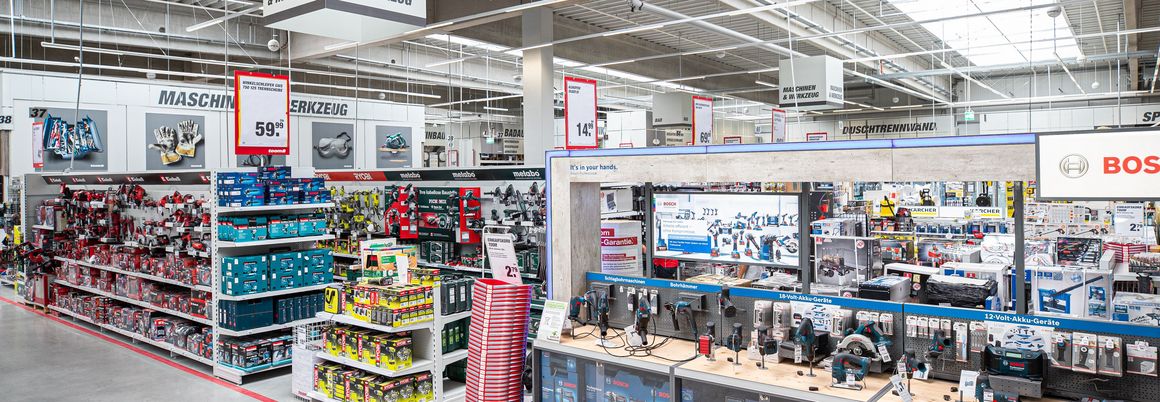 Werkzeuge in einem Baumarktregal